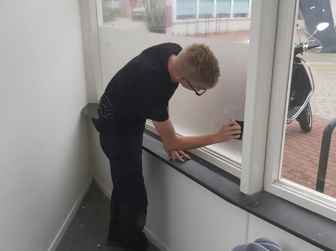 privacyfolie installatie door screen promotion
