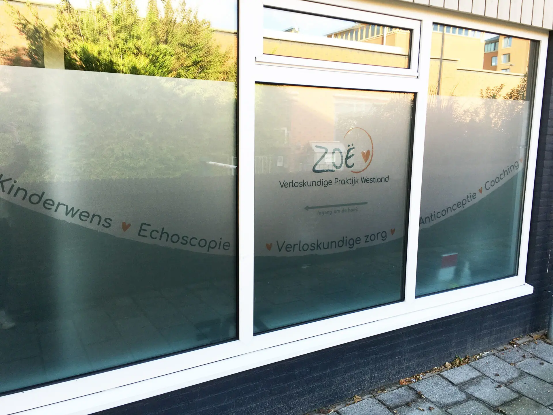 Zandstraalfolie privacy folie zoe verloskundige raambelettering