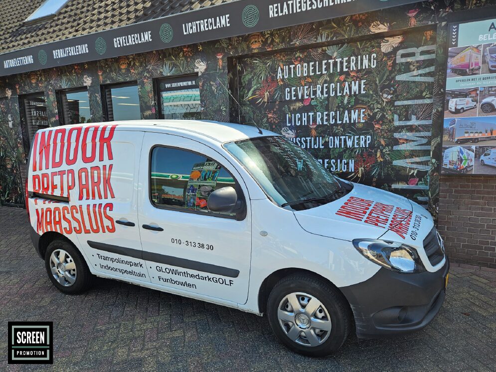 ScreenPromotion Autobelettering Bestelauto Indoor Pretpark Maassluis