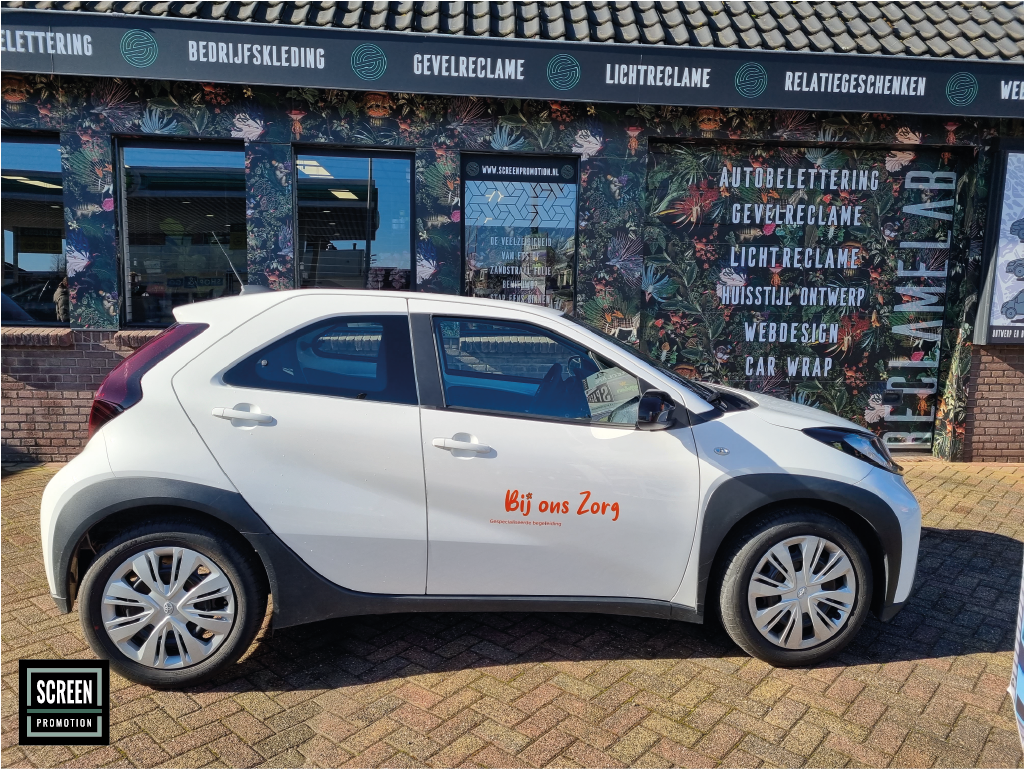 ScreenPromotion Autobelettering Personenauto Bij ons Zorg